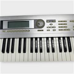 KORG TRITON Le 61 key Synthesizer Keyboard Music Workstation (Read)